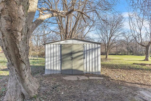 2109 Green Valley Road, St Joseph, MO 64505