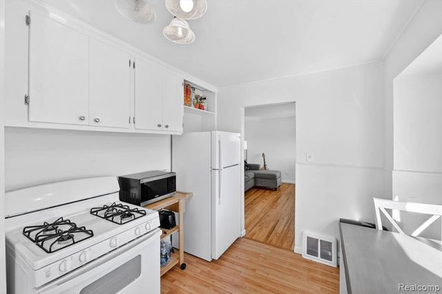 612 Mayflower Avenue, Lincoln Park, MI 48146