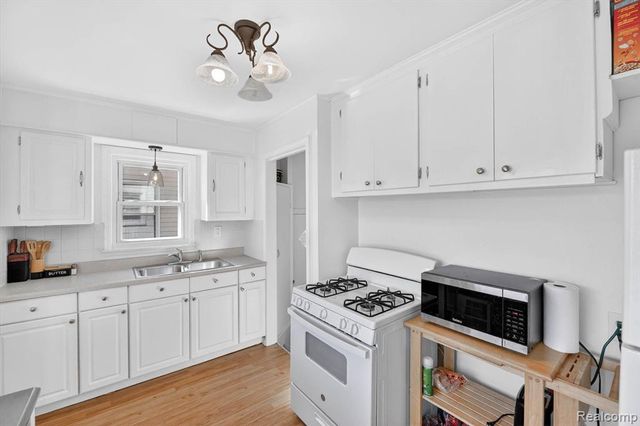 612 Mayflower Avenue, Lincoln Park, MI 48146