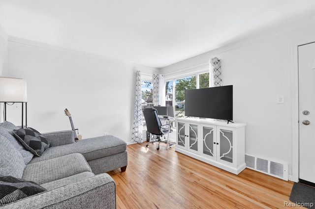 612 Mayflower Avenue, Lincoln Park, MI 48146