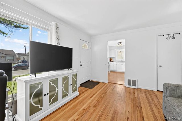 612 Mayflower Avenue, Lincoln Park, MI 48146