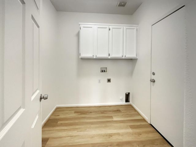 4 Niebaum Ct, Elk Grove, CA 95758
