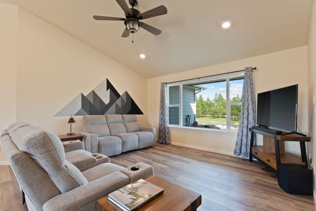 27907 N Bruce Rd, Chattaroy, WA 99003