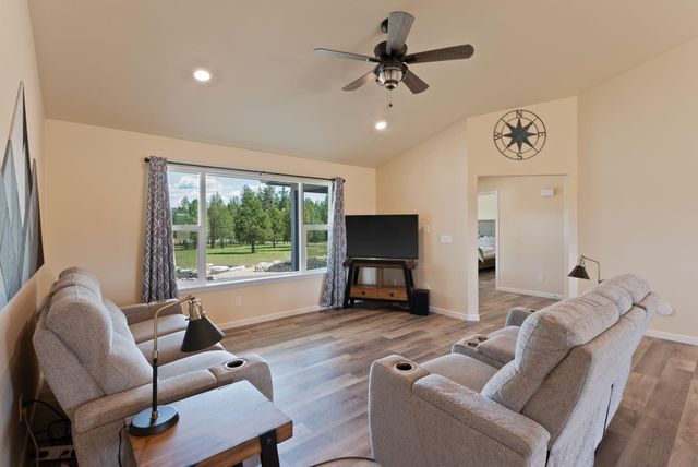 27907 N Bruce Rd, Chattaroy, WA 99003