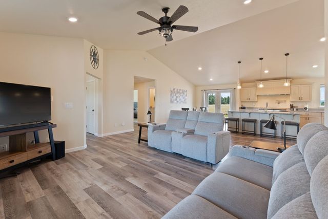 27907 N Bruce Rd, Chattaroy, WA 99003