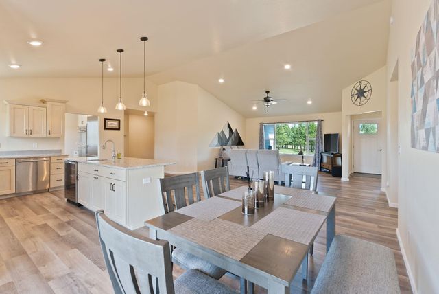 27907 N Bruce Rd, Chattaroy, WA 99003