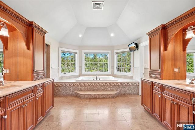 554 Hampton Hill Road, Franklin Lakes, NJ 07417