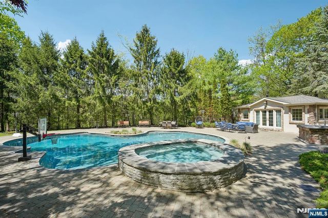 554 Hampton Hill Road, Franklin Lakes, NJ 07417