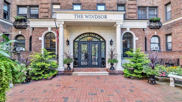 21 Barstow Road 6C, Great Neck, NY 11021