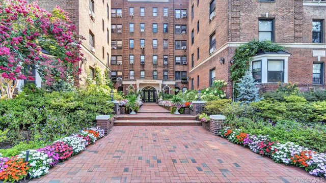 21 Barstow Road 6C, Great Neck, NY 11021