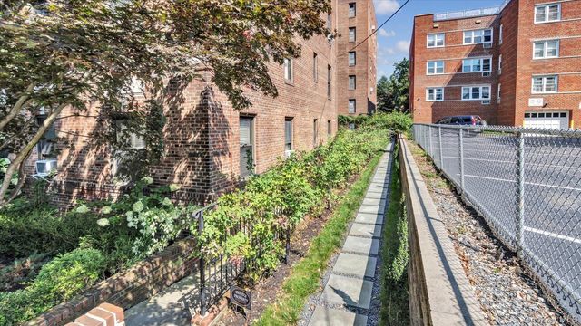 21 Barstow Road 6C, Great Neck, NY 11021