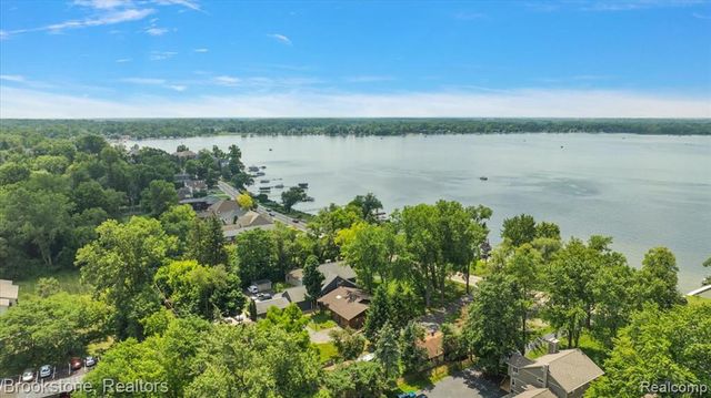 1167 E Lake Drive, Novi, MI 48377