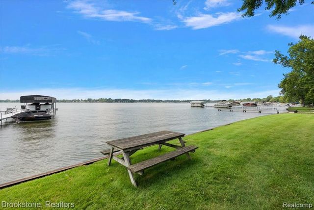 1167 E Lake Drive, Novi, MI 48377