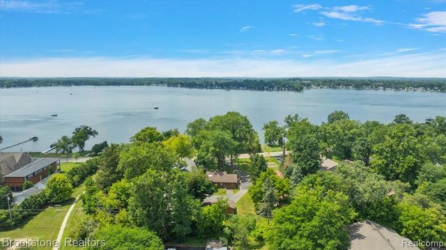 1167 E Lake Drive, Novi, MI 48377