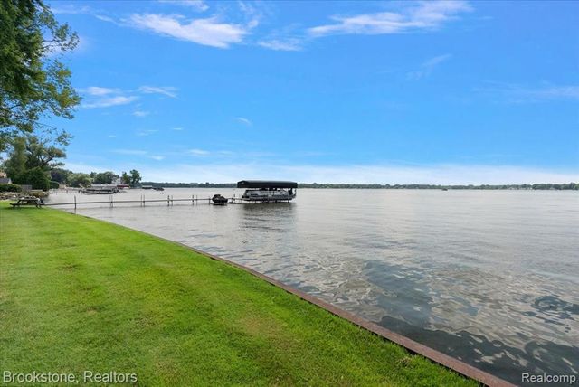 1167 E Lake Drive, Novi, MI 48377
