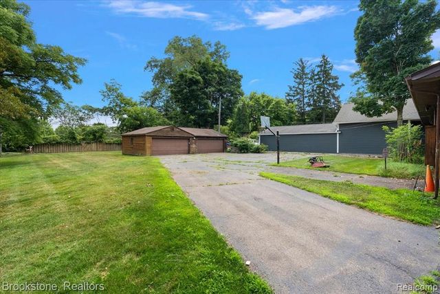 1167 E Lake Drive, Novi, MI 48377
