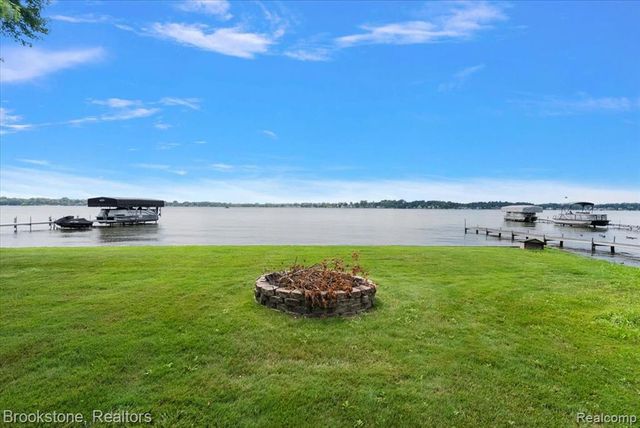 1167 E Lake Drive, Novi, MI 48377
