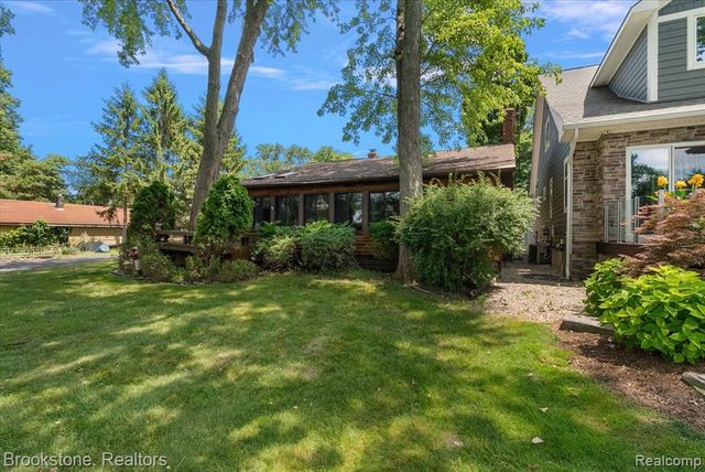 1167 E Lake Drive, Novi, MI 48377