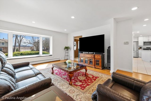 48 W Brentwood Drive, Palatine, IL 60074