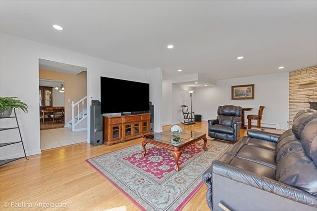 48 W Brentwood Drive, Palatine, IL 60074