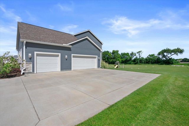 S86W34804 Knoll ROAD, Eagle, WI 53119