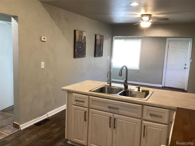 559 Arthur Avenue, Pontiac, MI 48341