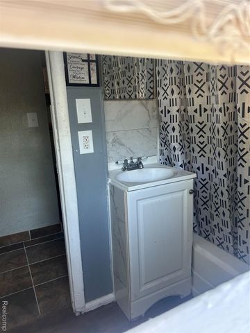 559 Arthur Avenue, Pontiac, MI 48341