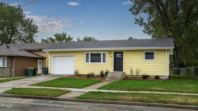 335 W Ingals Avenue W, Bismarck, ND 58504 property photo
