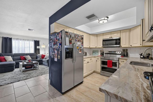 6605 PASO ROBLES Boulevard, Fort Pierce, FL 34951