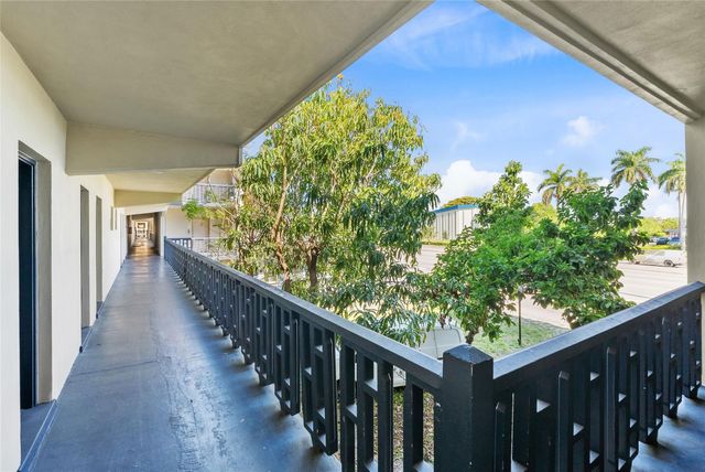 1150 E Sample Road 202, Pompano Beach, FL 33064