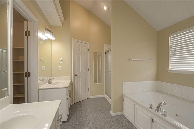 5509 NE Wildflower Court, Lee's Summit, MO 64064