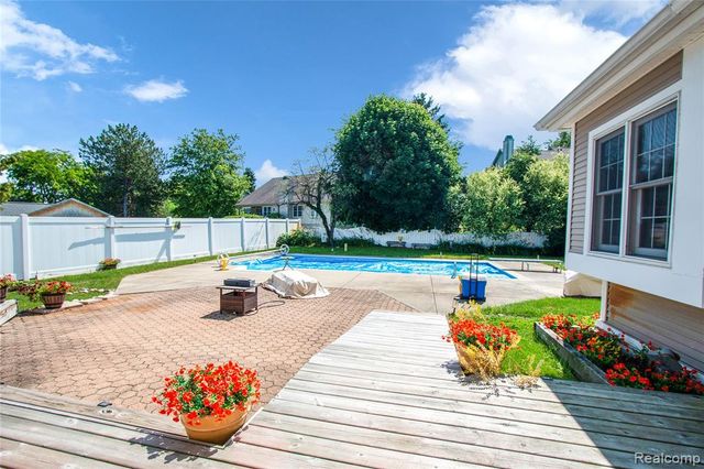 16073 Silverwood Drive, Fenton, MI 48430