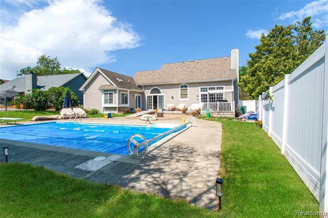 16073 Silverwood Drive, Fenton, MI 48430