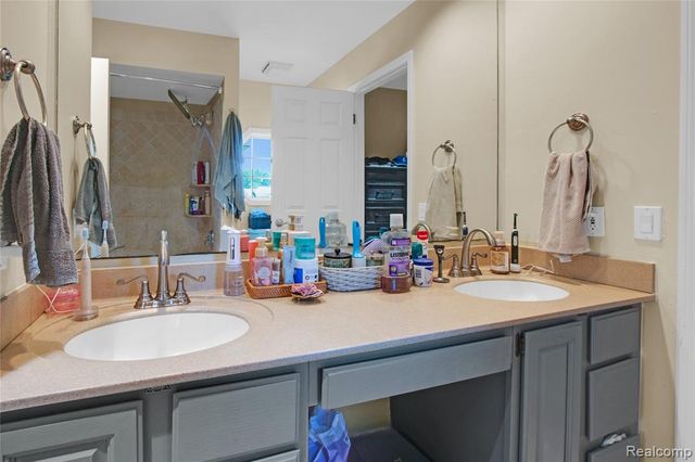 16073 Silverwood Drive, Fenton, MI 48430