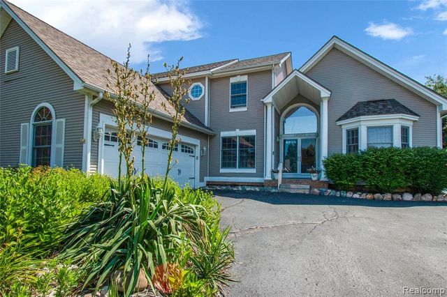 16073 Silverwood Drive, Fenton, MI 48430