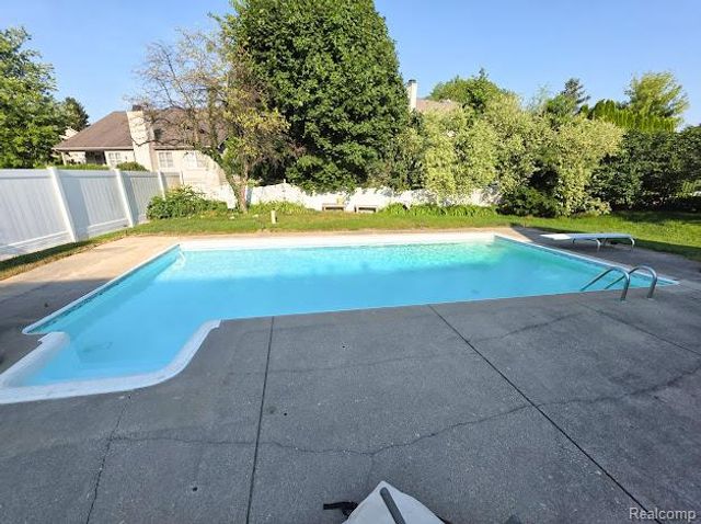 16073 Silverwood Drive, Fenton, MI 48430