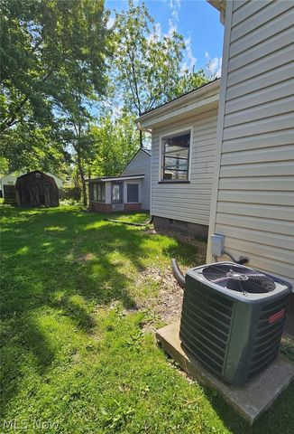 2134 Estabrook Avenue NW, Warren, OH 44485