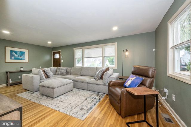 48 S OAK AVE, Mount Ephraim, NJ 08059