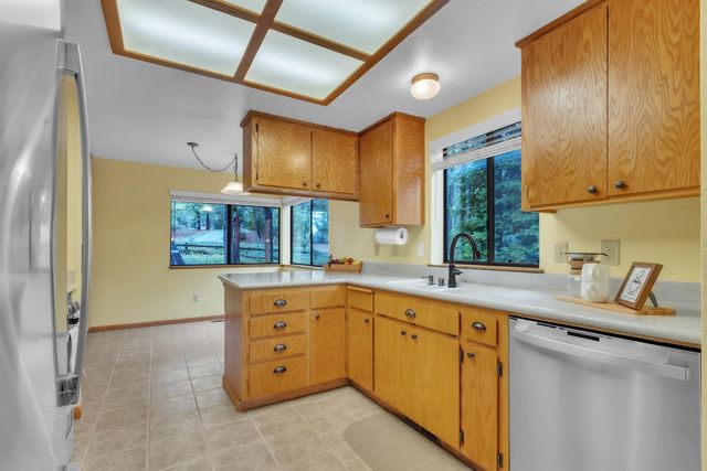 20120 Redwood Dr, Foresthill, CA 95631