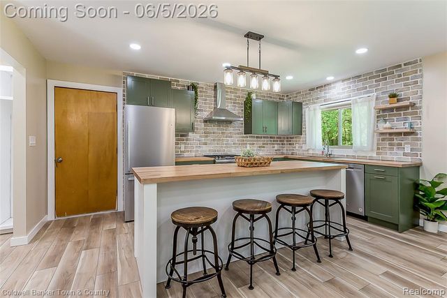 4225 N Tipsico Lake Road, Hartland, MI 48353