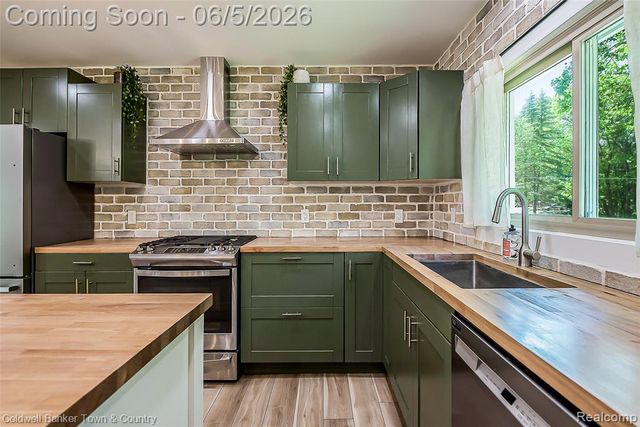 4225 N Tipsico Lake Road, Hartland, MI 48353