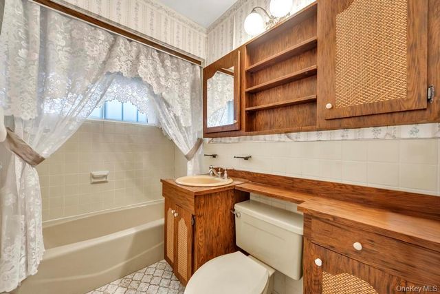 10 Grape Lane, Hicksville, NY 11801