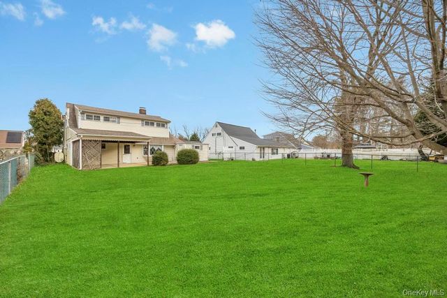 10 Grape Lane, Hicksville, NY 11801