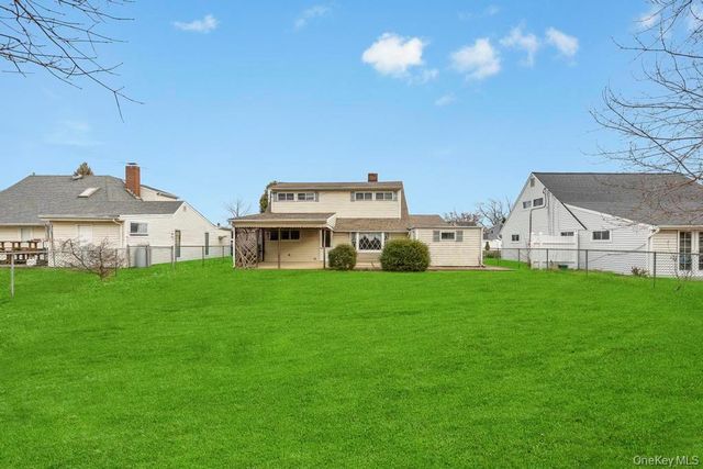 10 Grape Lane, Hicksville, NY 11801