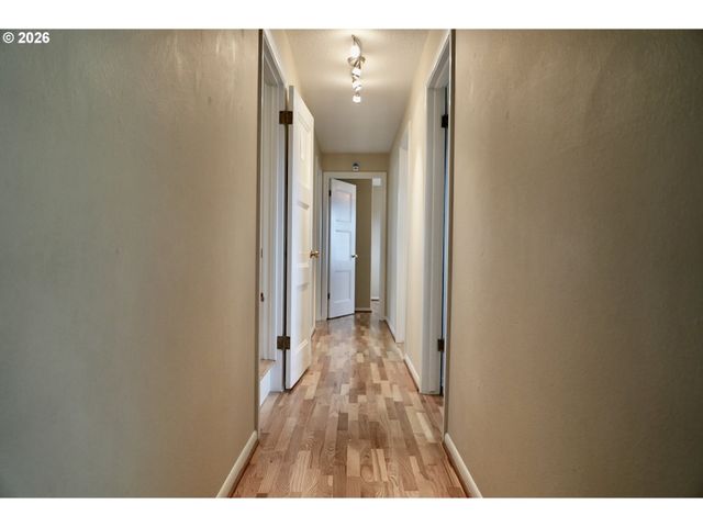 445 STERLING Dr, Eugene, OR 97404