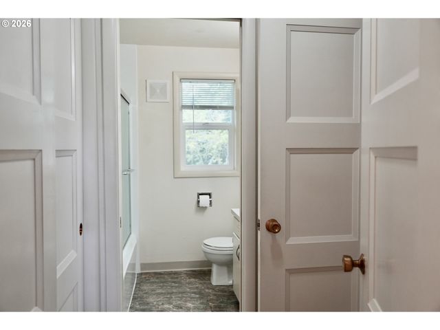 445 STERLING Dr, Eugene, OR 97404