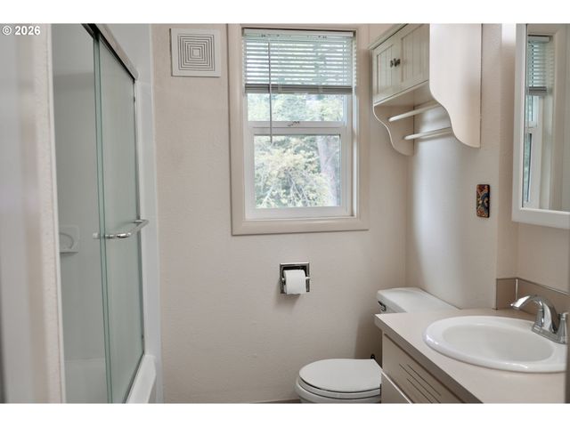 445 STERLING Dr, Eugene, OR 97404