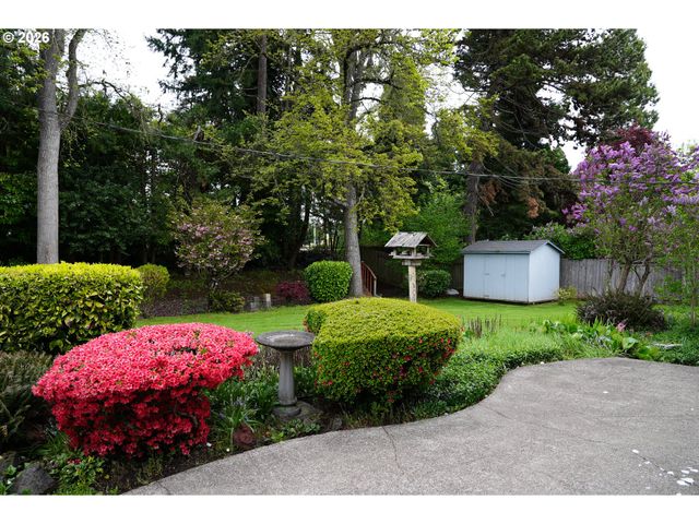 445 STERLING Dr, Eugene, OR 97404
