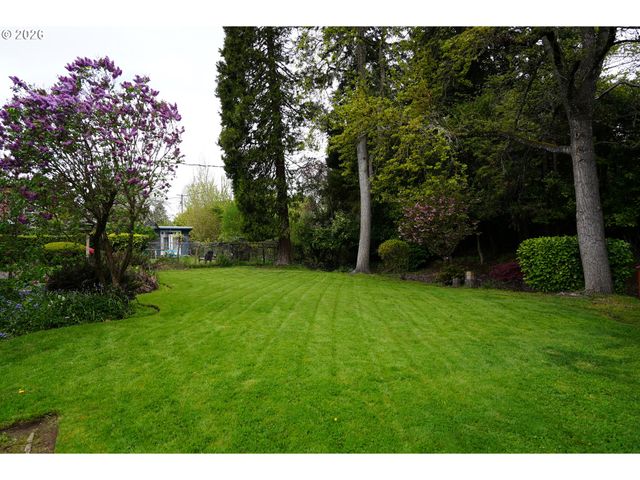 445 STERLING Dr, Eugene, OR 97404