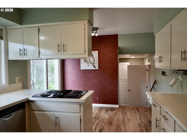 445 STERLING Dr, Eugene, OR 97404